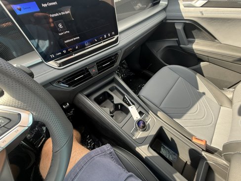 New 2025 Volkswagen Tiguan SE R-Line image 18