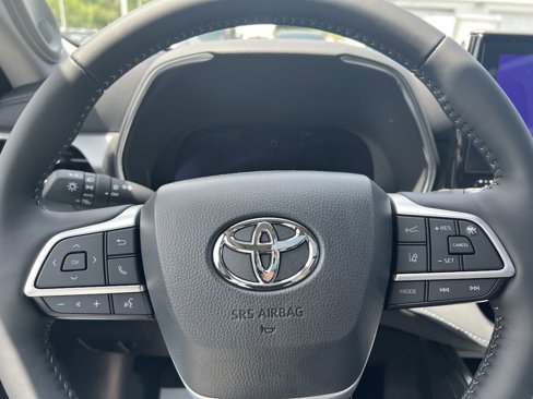 New 2025 Toyota Highlander Platinum image 19