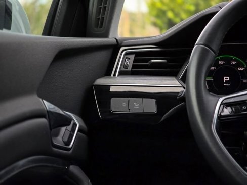 Used 2022 Audi e-tron Premium w/ Convenience Plus Package image 16