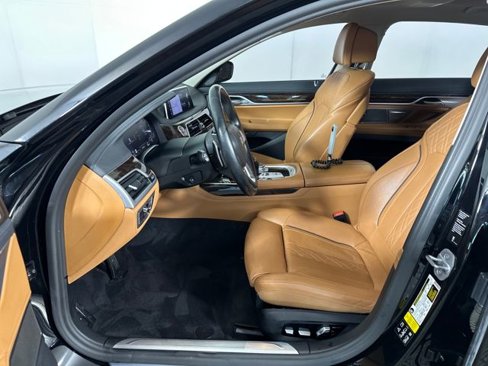 Used 2021 BMW 750i xDrive image 11