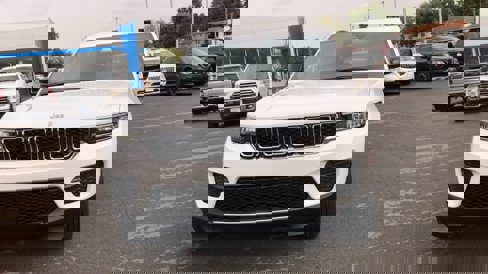 New 2025 Jeep Grand Cherokee Laredo image 3