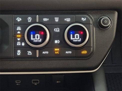 New 2024 Land Rover Defender 110 SE image 19
