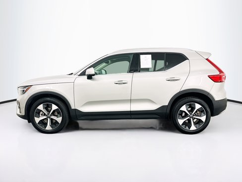 Used 2025 Volvo XC40 B5 Plus image 4