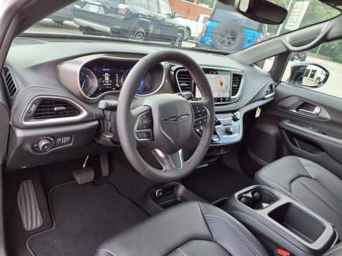 New 2026 Chrysler Pacifica Select image 8