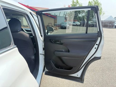 Used 2022 Toyota Highlander L image 26