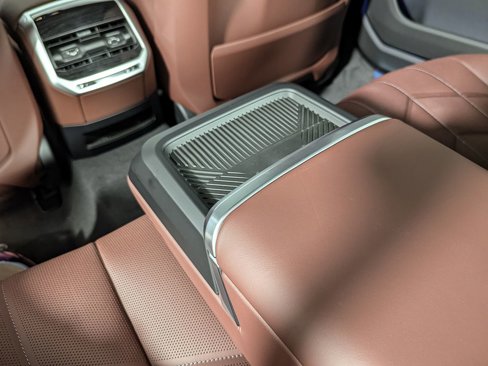 New 2026 BMW 750e xDrive w/ Premium Package image 38