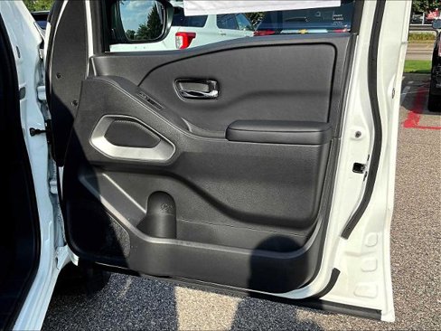 Certified 2025 Nissan Frontier SV image 12