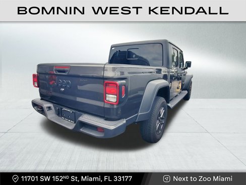 Used 2025 Jeep Gladiator Sport image 3