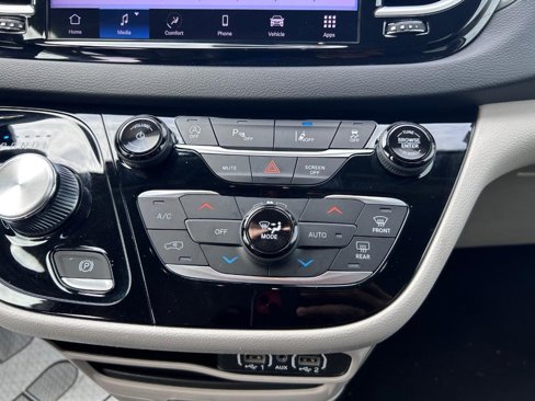 Used 2023 Chrysler Pacifica Touring-L image 16