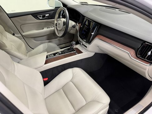 Used 2021 Volvo S60 T6 Momentum image 16