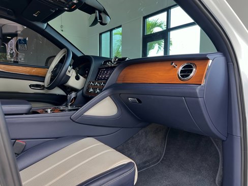 Used 2021 Bentley Bentayga image 31