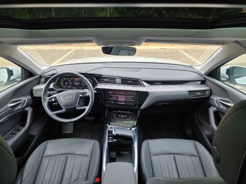 Used 2022 Audi e-tron Premium w/ Convenience Plus Package image 9