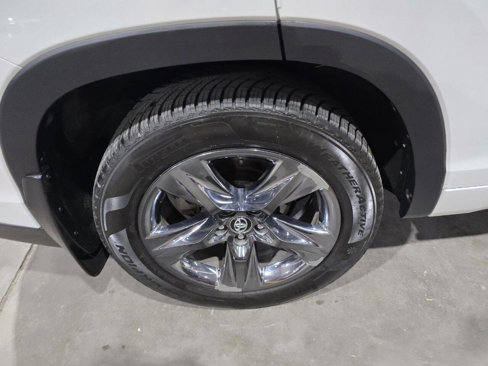 Used 2018 Toyota Highlander AWD V6 image 21