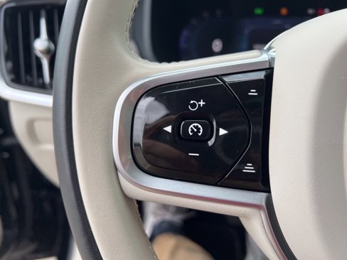 Certified 2025 Volvo S90 B6 Plus image 18