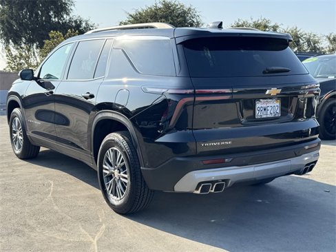 Used 2025 Chevrolet Traverse LT w/ Enhanced Driving Package image 2