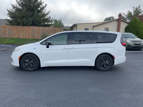 Used 2023 Chrysler Pacifica Limited w/ S Appearance Package image 3