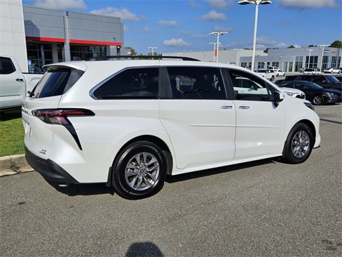 Used 2024 Toyota Sienna XLE image 16