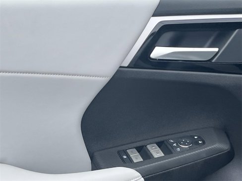 New 2025 Mitsubishi Outlander SE image 12