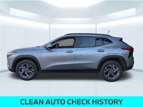 Used 2025 Chevrolet Trax LT image 2
