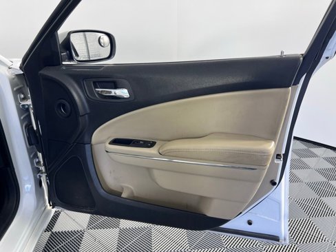 Used 2014 Dodge Charger SE w/ Connectivity Group image 10