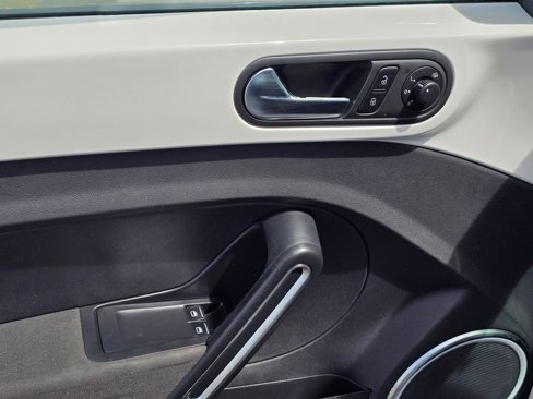Used 2012 Volkswagen Beetle Launch Edition image 23