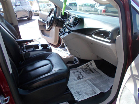 Used 2017 Chrysler Pacifica Touring-L image 8