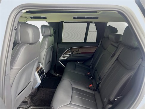 Used 2025 Land Rover Range Rover SE image 21