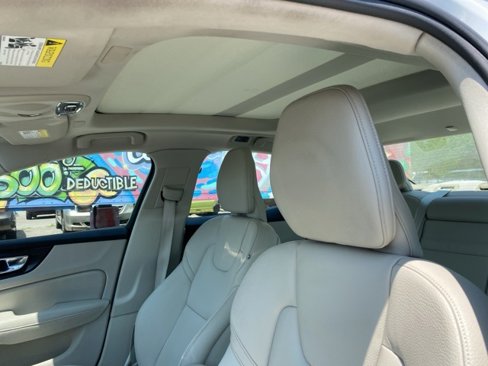 Used 2020 Volvo S60 T5 Momentum image 11