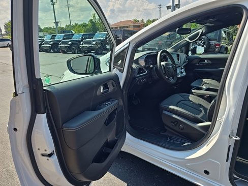 New 2026 Chrysler Pacifica Select image 14