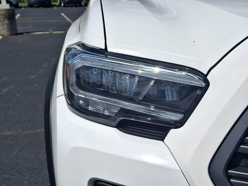 Used 2022 Toyota Tacoma TRD Off-Road image 9