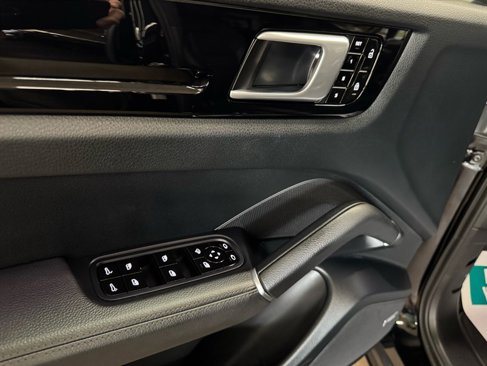 Used 2019 Porsche Cayenne image 12