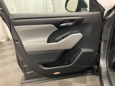 Used 2021 Toyota Highlander XLE image 13