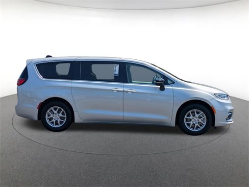 Used 2024 Chrysler Pacifica Touring-L image 2
