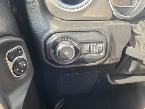Used 2020 Jeep Wrangler Unlimited Sahara image 30