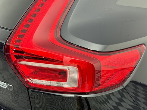 Used 2025 Volvo XC40 B5 Plus image 33