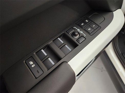 New 2024 Land Rover Defender 110 SE image 23