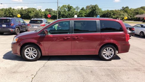 Used 2019 Dodge Grand Caravan SXT image 2