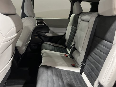 New 2025 Mitsubishi Outlander SE image 13