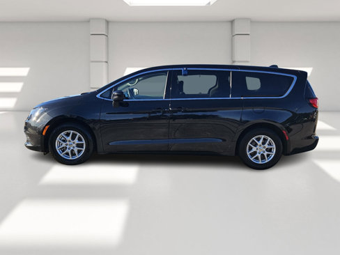 Used 2023 Chrysler Voyager LX image 2