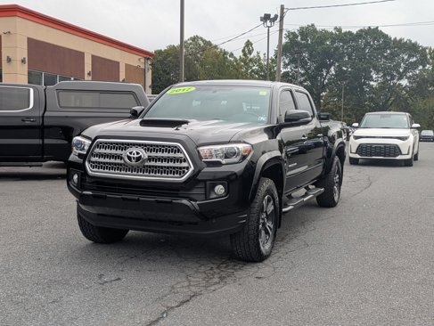 Used 2017 Toyota Tacoma TRD Sport image 3