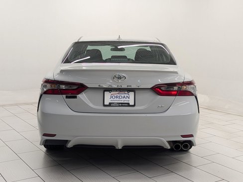 Used 2024 Toyota Camry SE image 8