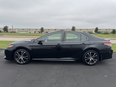 Used 2018 Toyota Camry SE image 3