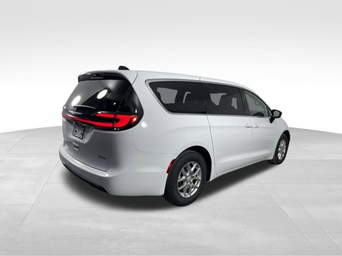 New 2026 Chrysler Pacifica Select image 33
