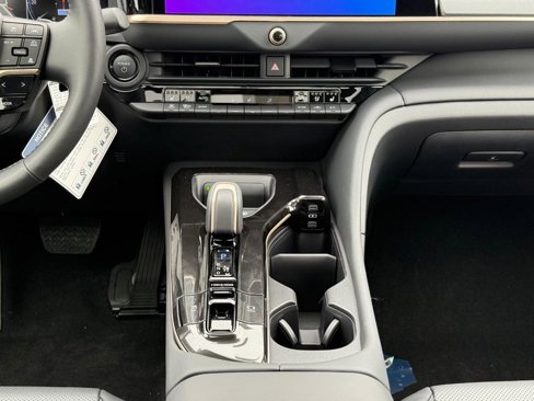 New 2025 Toyota Crown Platinum image 12