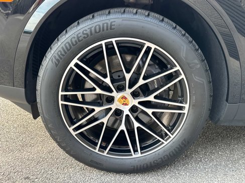 Certified 2024 Porsche Cayenne Coupe image 12