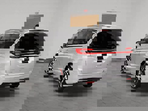 New 2026 Chrysler Pacifica Select image 4