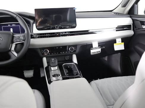 New 2025 Mitsubishi Outlander AWD image 40