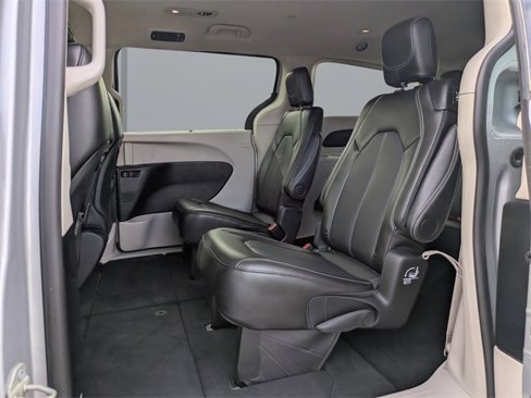 Used 2024 Chrysler Pacifica Touring-L image 14