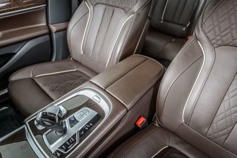 Used 2021 BMW 740i xDrive w/ M Sport Package image 32