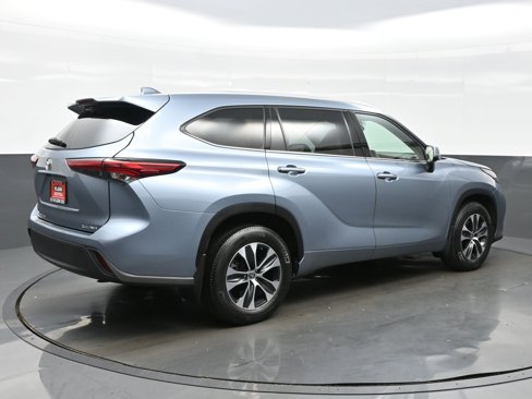 Used 2022 Toyota Highlander XLE image 6